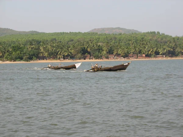 समुद्र तट के किनारे पंक्तिबद्ध मछली पकड़ने वाली नावें। भारत, कर्नाटक — स्टॉक फ़ोटो, इमेज