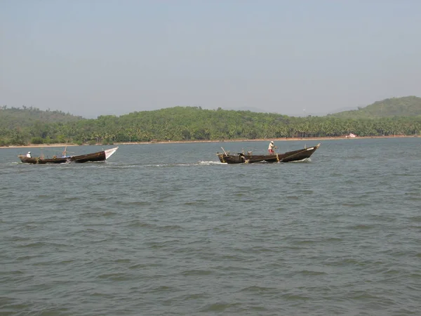 समुद्र तट के किनारे पंक्तिबद्ध मछली पकड़ने वाली नावें। भारत, कर्नाटक — स्टॉक फ़ोटो, इमेज