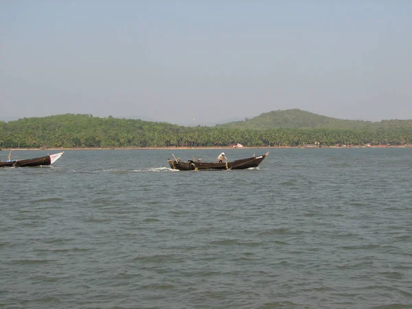 समुद्र तट के किनारे पंक्तिबद्ध मछली पकड़ने वाली नावें। भारत, कर्नाटक — स्टॉक फ़ोटो, इमेज