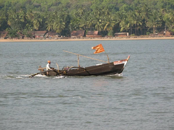 Fishing boats lined along the shore. India, Karnataka — Stock Photo, Image