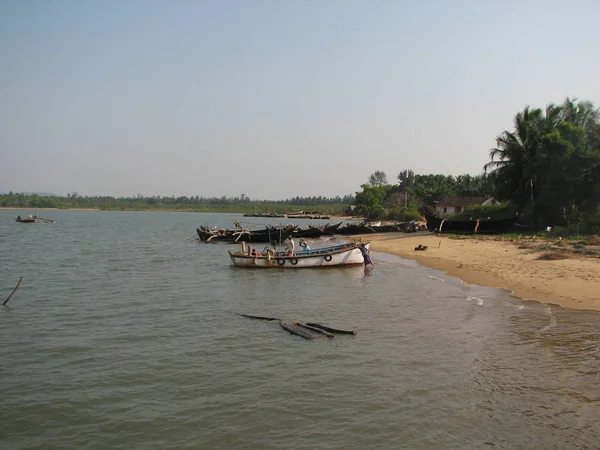 Barcos de pesca alineados a lo largo de la orilla. India, Karnataka — Foto de Stock