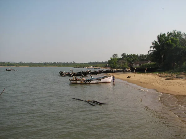 Barcos de pesca alineados a lo largo de la orilla. India, Karnataka — Foto de Stock