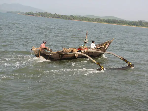 Barcos de pesca alineados a lo largo de la orilla. India, Karnataka — Foto de Stock