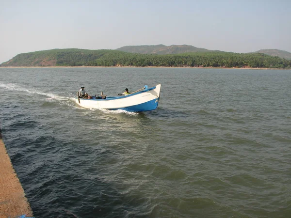 Barcos de pesca alineados a lo largo de la orilla. India, Karnataka — Foto de Stock