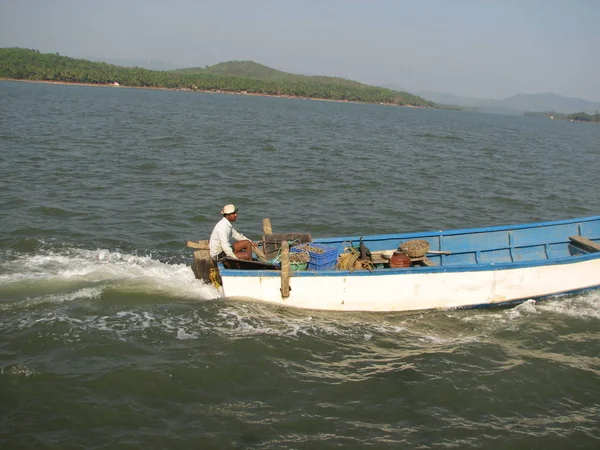 Barcos de pesca alineados a lo largo de la orilla. India, Karnataka — Foto de Stock