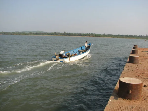 Barche da pesca fiancheggiate dalla riva. India, Karnataka — Foto Stock