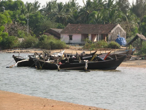 Barcos de pesca alineados a lo largo de la orilla. India, Karnataka — Foto de Stock