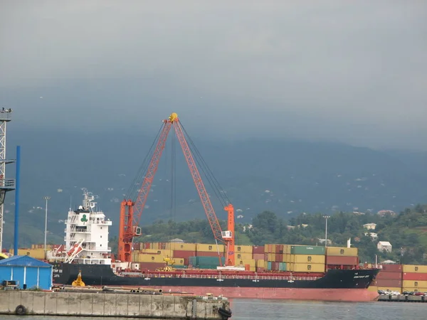 Vrachtschip voor het commercieel vervoer in de haven van Batoemi, Adzjarië (Georgia). — Stockfoto