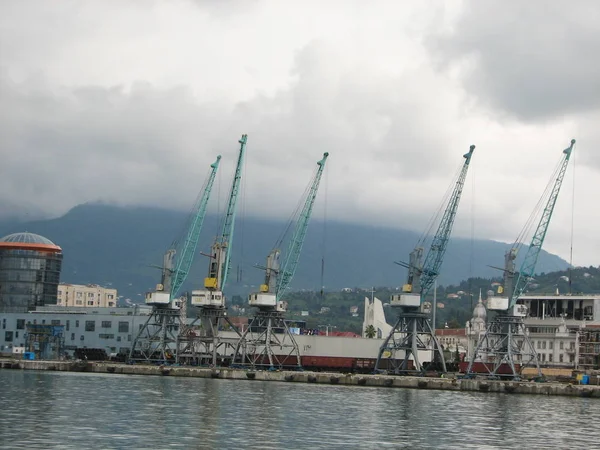 Porto di Batumi, Adjara, Georgia. Navi da carico per spedizioni commerciali — Foto Stock