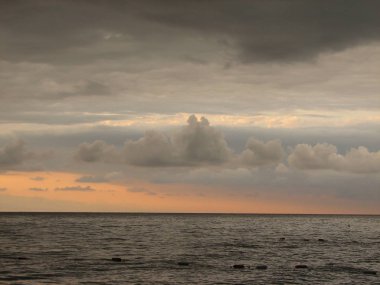 Günbatımı plaj sandalyesi ile denize