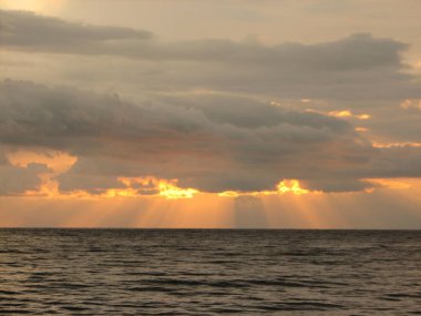 Günbatımı plaj sandalyesi ile denize