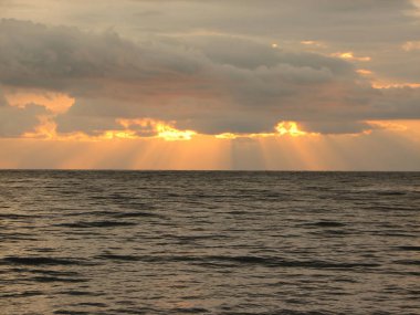 Günbatımı plaj sandalyesi ile denize