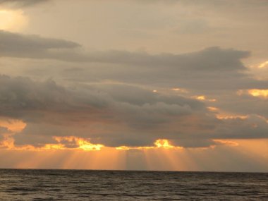 Günbatımı plaj sandalyesi ile denize