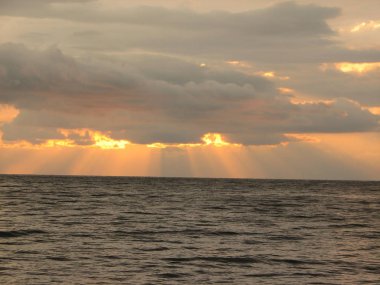 Günbatımı plaj sandalyesi ile denize