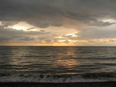 Günbatımı plaj sandalyesi ile denize