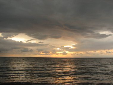 Günbatımı plaj sandalyesi ile denize