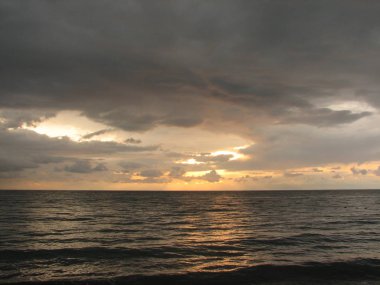 Günbatımı plaj sandalyesi ile denize