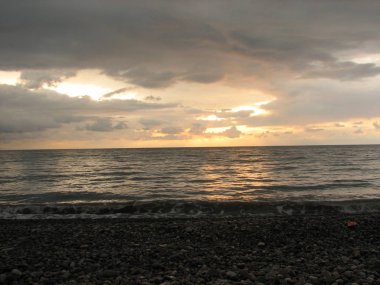 Günbatımı plaj sandalyesi ile denize