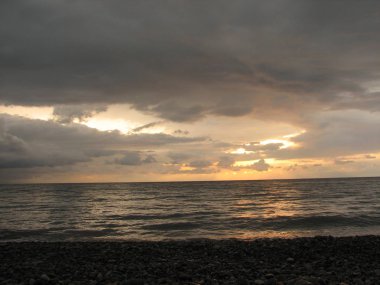 Günbatımı plaj sandalyesi ile denize