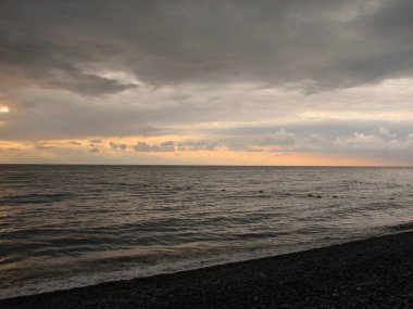 Günbatımı plaj sandalyesi ile denize