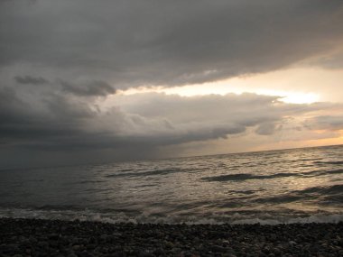 Günbatımı plaj sandalyesi ile denize