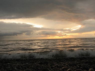 Günbatımı plaj sandalyesi ile denize