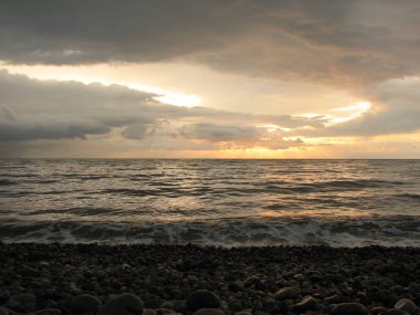 Günbatımı plaj sandalyesi ile denize