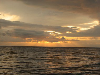 Günbatımı plaj sandalyesi ile denize