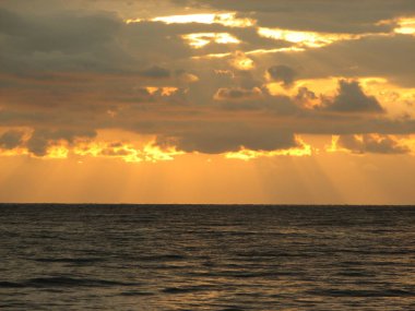 Günbatımı plaj sandalyesi ile denize