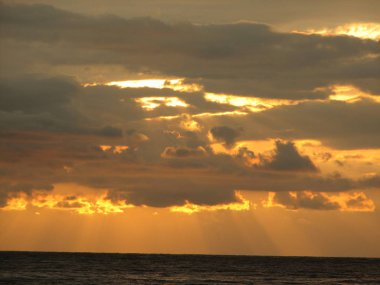 Günbatımı plaj sandalyesi ile denize