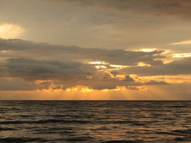 Günbatımı plaj sandalyesi ile denize