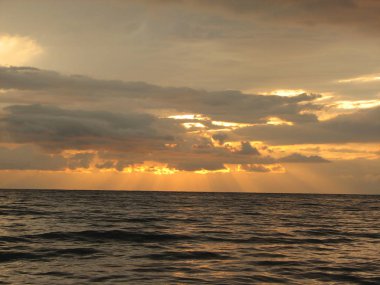 Günbatımı plaj sandalyesi ile denize