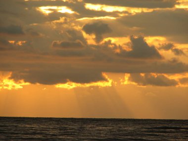 Günbatımı plaj sandalyesi ile denize