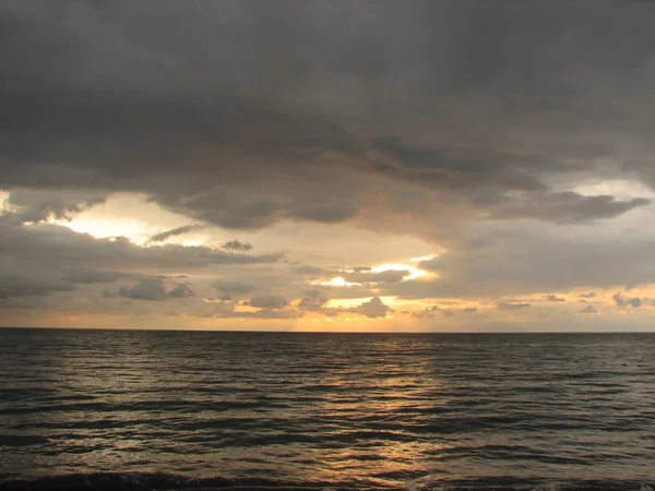 Günbatımı plaj sandalyesi ile denize