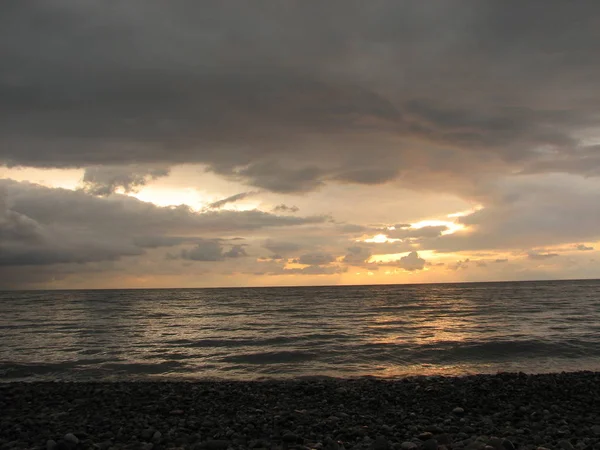 Günbatımı plaj sandalyesi ile denize