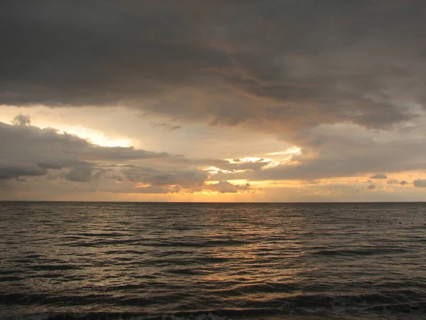 Günbatımı plaj sandalyesi ile denize