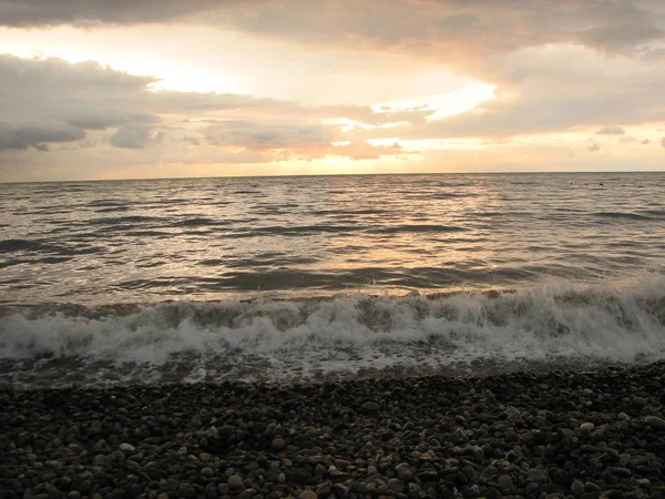 Zonsondergang boven de zee met strandstoel — Stockfoto