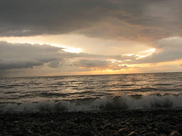 Günbatımı plaj sandalyesi ile denize