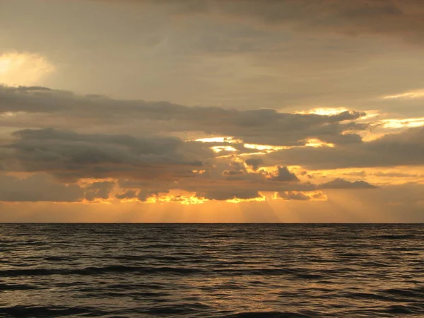 Günbatımı plaj sandalyesi ile denize