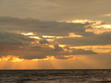 Günbatımı plaj sandalyesi ile denize