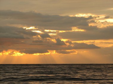 Günbatımı plaj sandalyesi ile denize