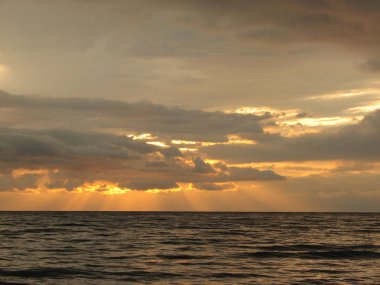 Günbatımı plaj sandalyesi ile denize