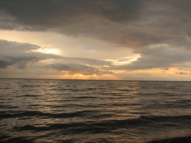 Günbatımı plaj sandalyesi ile denize