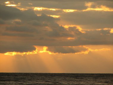 Günbatımı plaj sandalyesi ile denize