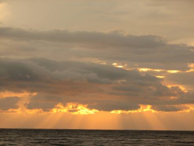 Günbatımı plaj sandalyesi ile denize