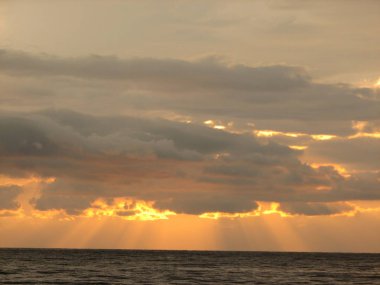 Günbatımı plaj sandalyesi ile denize