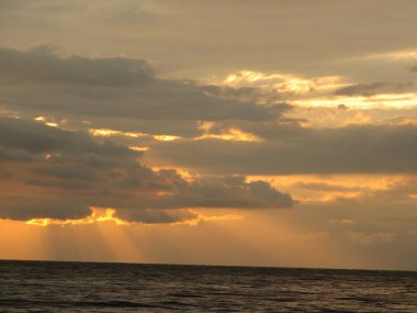 Günbatımı plaj sandalyesi ile denize