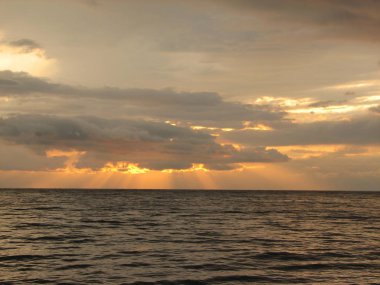 Günbatımı plaj sandalyesi ile denize