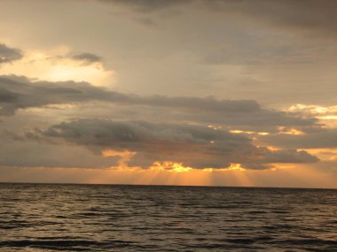 Günbatımı plaj sandalyesi ile denize