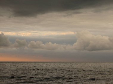 Günbatımı plaj sandalyesi ile denize